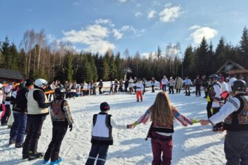Paradă a portului popular, pe schiuri, la Vatra Dornei, la închiderea sezonului de schi