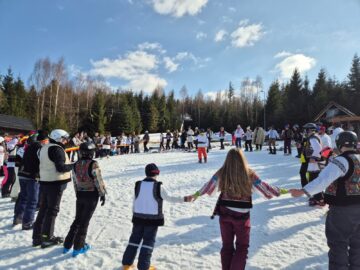 Paradă a portului popular, pe schiuri, la Vatra Dornei, la închiderea sezonului de schi