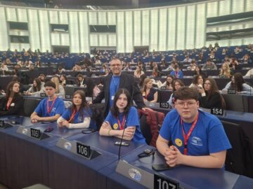 Elevi din Fălticeni, ambasadori ai valorilor europene la Parlamentul European din Strasbourg