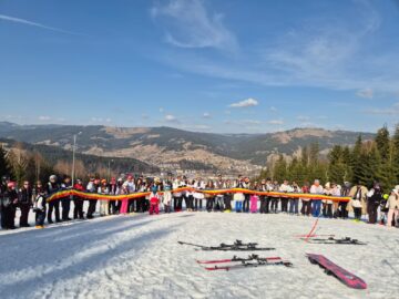 Paradă a portului popular, pe schiuri, la Vatra Dornei, la închiderea sezonului de schi