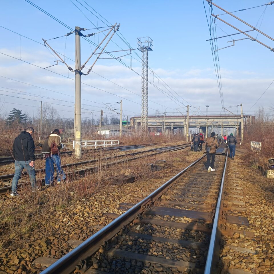 Un tren privat Suceava – Iași s-a stricat imediat după pasarela din Burdujeni, spre exasperarea a zeci de călători