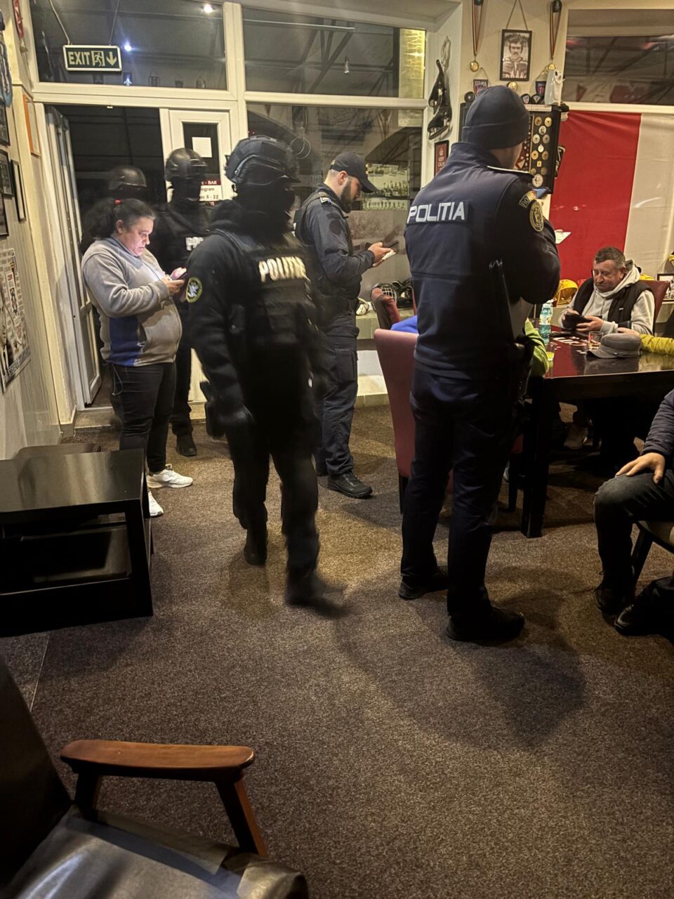 Descinderi ale Poliției în baruri și săli de jocuri, cu ”prafuri” găsite și amenzi mari pe linie de pază și protecție