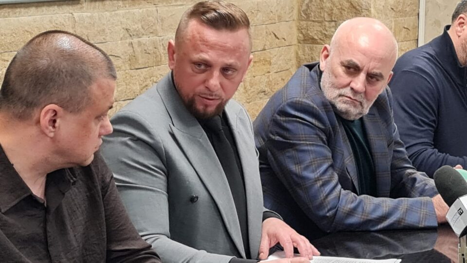 Primarul Vasile Rîmbu a a precizat că în cele mai multe cazuri locurile de parcare au fost rezervate prin atribuire directă, doar 10 la sută fiind licitate