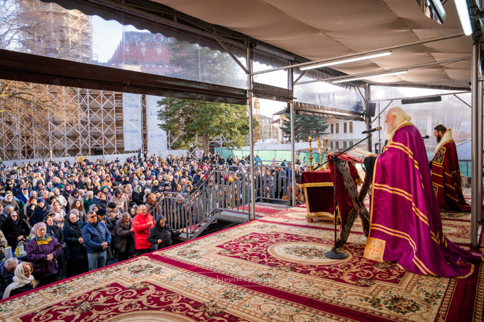 Duminica Sfintei Cruci a fost plinită cu Taina Sfântului Maslu de obște, la Catedrala Arhiepiscopală din Suceava