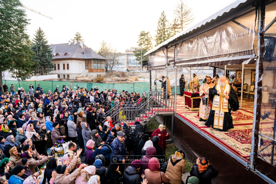 Duminica Sfintei Cruci a fost plinită cu Taina Sfântului Maslu de obște, la Catedrala Arhiepiscopală din Suceava