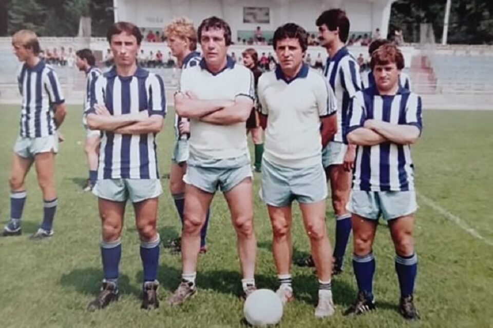 Ion Buzoianu, încadrat de Vasile Simionaș și de foștii mari fotbaliști suceveni Florin Cristescu și Radu Cașuba