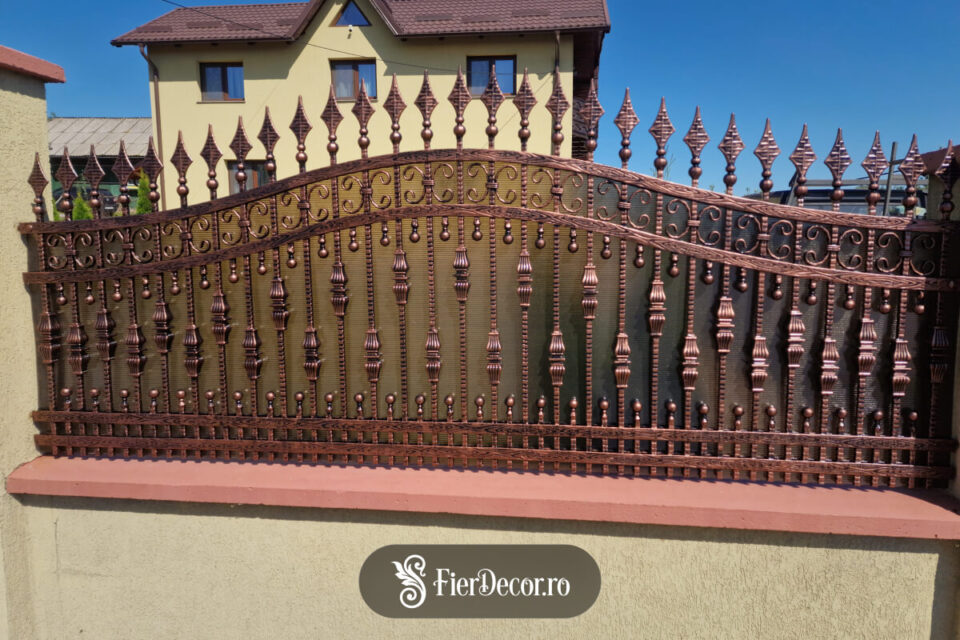Alege expertiza Fier Decor pentru un gard de fier forjat rezistent, realizat la comandă, în toată țara! Sursa foto: fierdecor.ro
