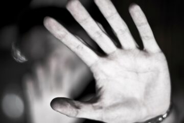 Elevă transportată la spital după un conflict cu o colegă, în apropierea școlii, la Pătrăuți