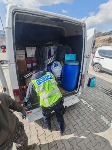 Un microbuz umplut până la refuz cu bunuri aduse din Italia, în valoare de aproape 75.000 de euro, tras pe dreapta la Sadova