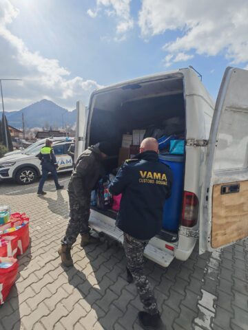 Un microbuz umplut până la refuz cu bunuri aduse din Italia, în valoare de aproape 75.000 de euro, tras pe dreapta la Sadova