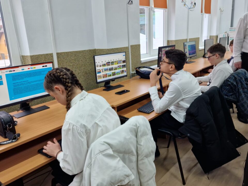 Cei mai buni 13 de elevi programatori se pregătesc pentru Olimpiada Națională de Informatică