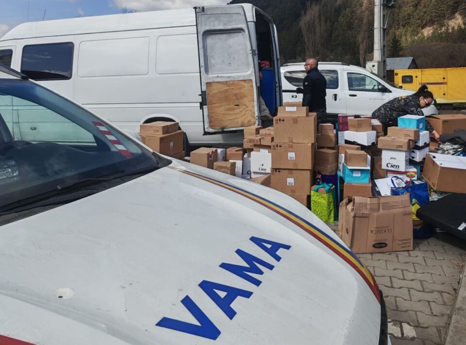 Un microbuz umplut până la refuz cu bunuri aduse din Italia, în valoare de aproape 75.000 de euro, tras pe dreapta la Sadova