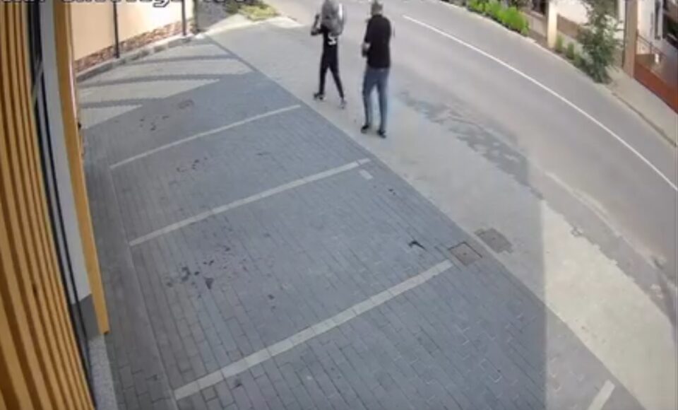 Patronul unui magazin, care și-a lovit cu ciocanul în cap un client-hoț, și-a aflat pedeapsa