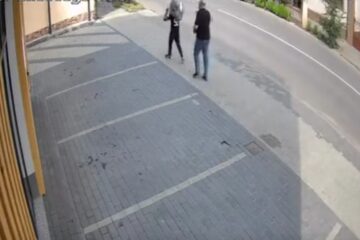 Patronul unui magazin, care și-a lovit cu ciocanul în cap un client-hoț, și-a aflat pedeapsa