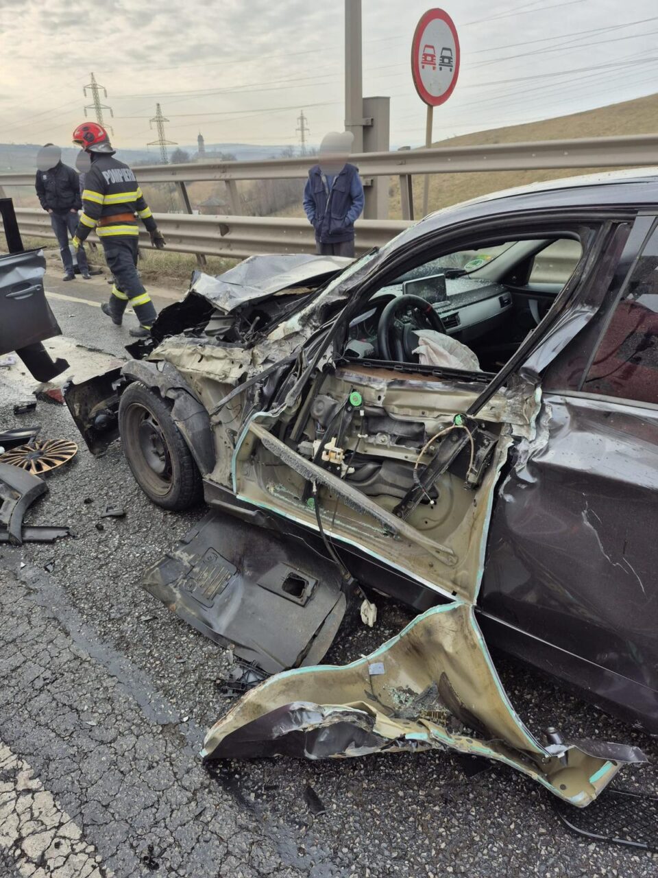 Accident rutier violent, pe șoseaua de centură a Sucevei, cu trei autoturisme și un cap de tir