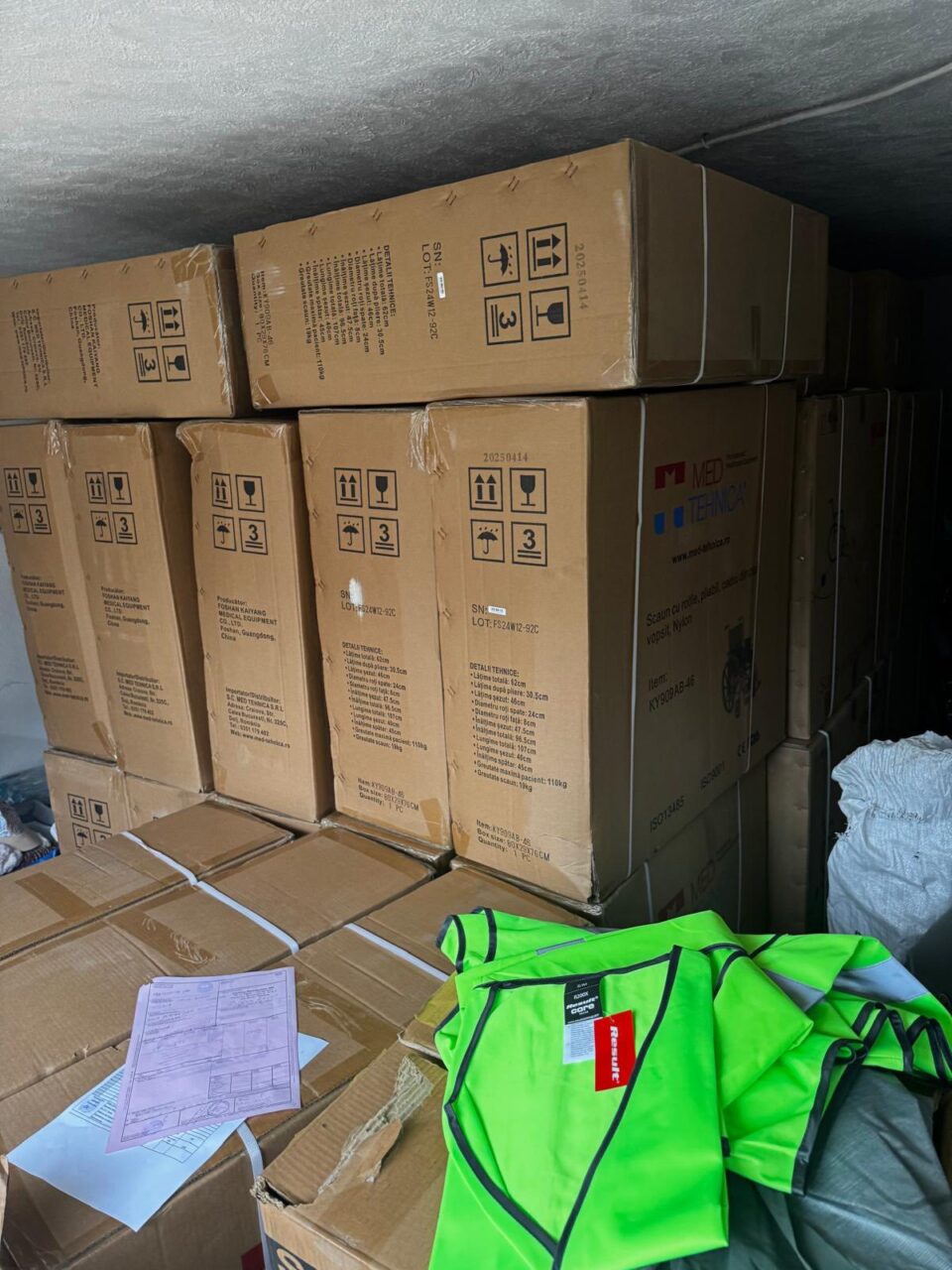 Vasile Bolohan și Andrei Bacoș donează 47 de scaune cu rotile pliabile, noi, persoanelor care au nevoie de acestea