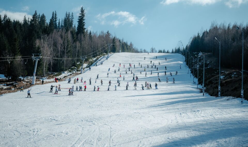 Pârtia Veverița din Vatra Dornei va fi deschisă sâmbătă și duminică pentru iubitorii sporturilor de iarnă