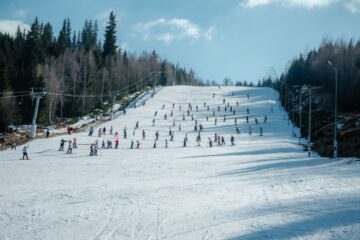 Pârtia Veverița din Vatra Dornei va fi deschisă sâmbătă și duminică pentru iubitorii sporturilor de iarnă