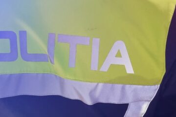 Bătaie între două grupuri rivale, în urma căreia unul dintre beligeranți a plecat fără un adidas și vesta cu care era îmbrăcat Bătaie între două grupuri rivale, în urma căreia unul dintre beligeranți a plecat fără un adidas și vesta cu care era îmbrăcat