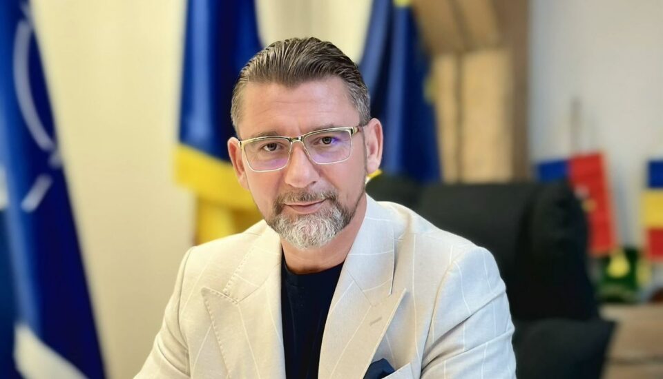 Prefectul Andronachi a dat Consiliul Județean ca exemplu de administrație eficientă, deși funcționează cu 48% mai puțin personal decât maximul de posturi din organigramă