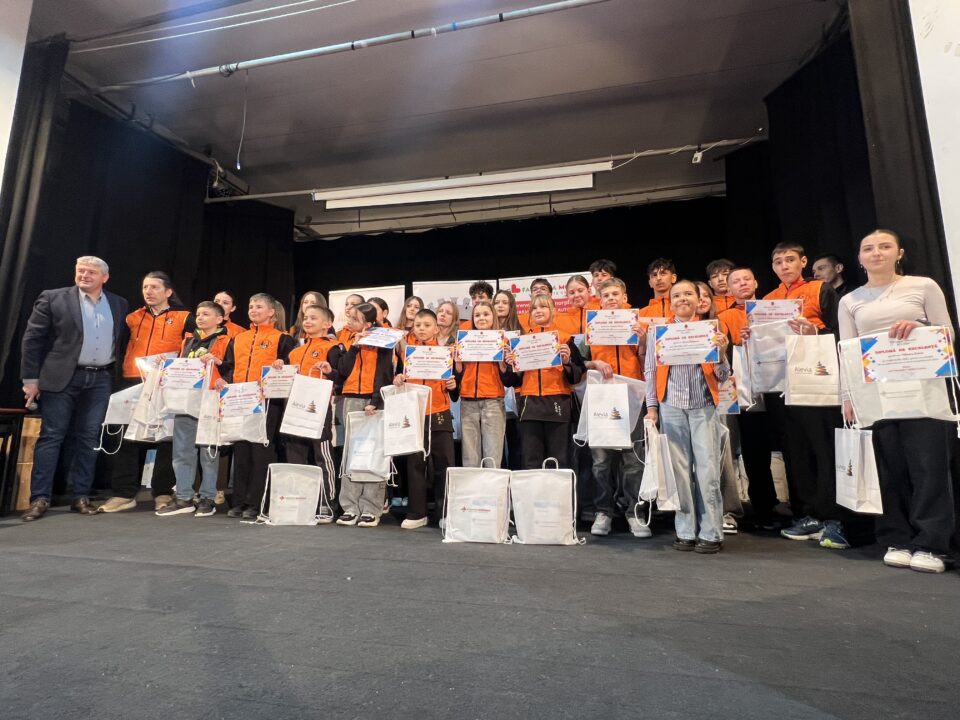 Primarul Cătălin Coman i-a premiat pe cei mai buni sportivi din municipiu și antrenorii acestora Primarul Cătălin Coman i-a premiat pe cei mai buni sportivi din municipiu și antrenorii acestora