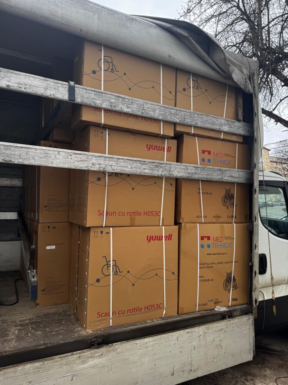 Vasile Bolohan și Andrei Bacoș donează 47 de scaune cu rotile pliabile, noi, persoanelor care au nevoie de acestea