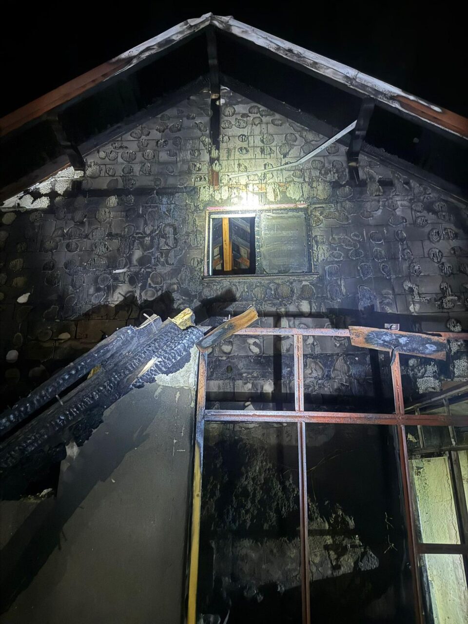 Incendiu la casa unui angajat al Primăriei Salcea, angrenat de-a lungul timpului în misiuni multiple de sprijin după incendii