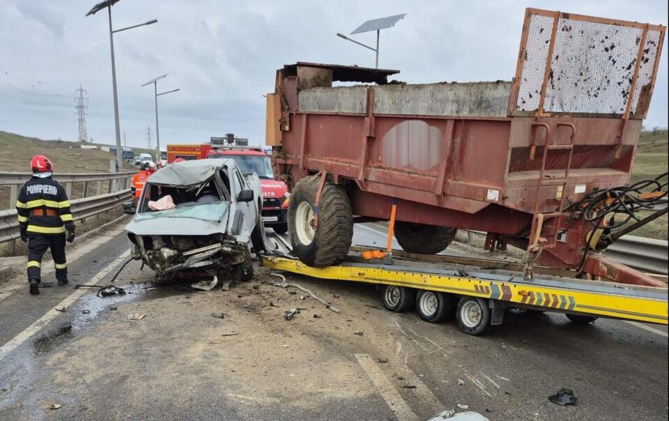 Șoferul unei autoutilitare care tracta un utilaj agricol a provocat accidentul de pe centura Sucevei