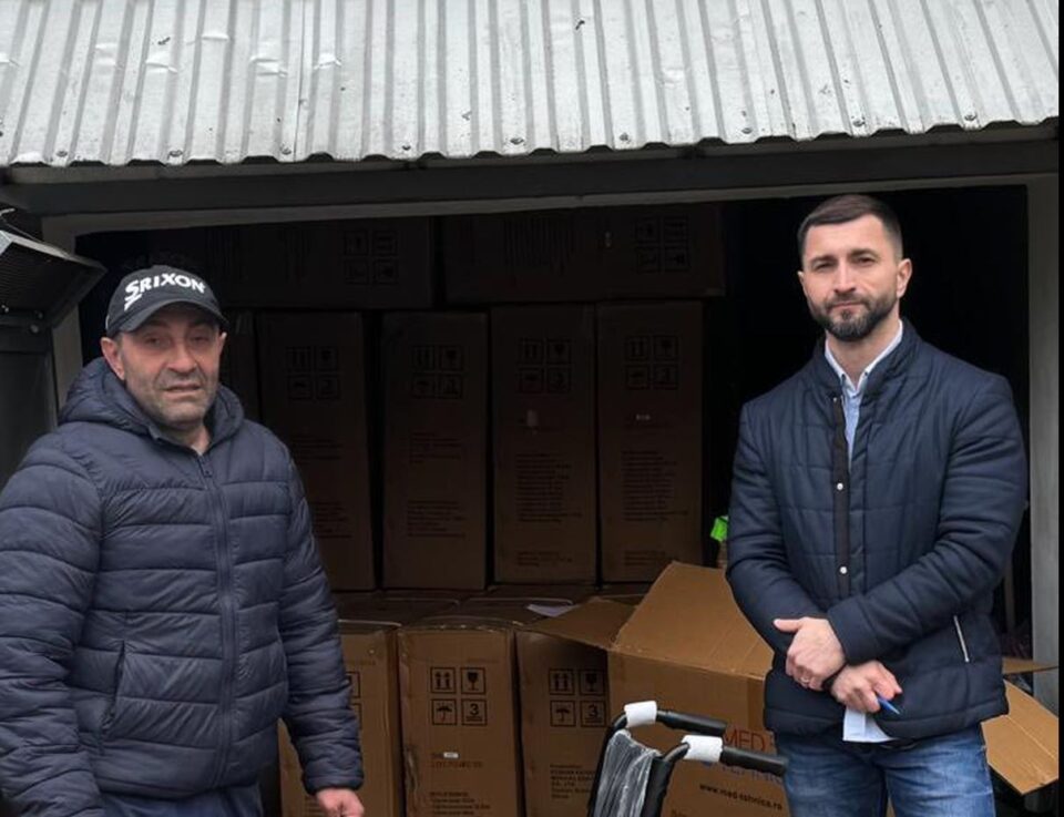 Vasile Bolohan și Andrei Bacoș donează 47 de scaune cu rotile pliabile, noi, persoanelor care au nevoie de acestea