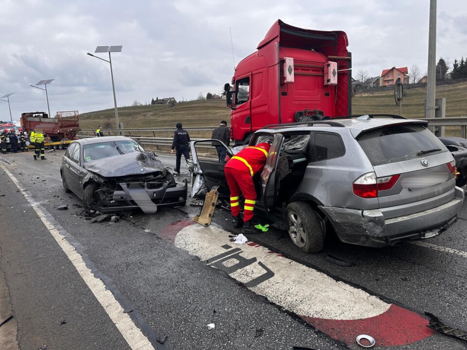 Accident rutier violent, pe șoseaua de centură a Sucevei, cu trei autoturisme și un cap de tir