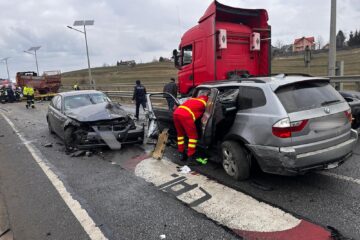 Accident rutier violent, pe șoseaua de centură a Sucevei, cu trei autoturisme și un cap de tir