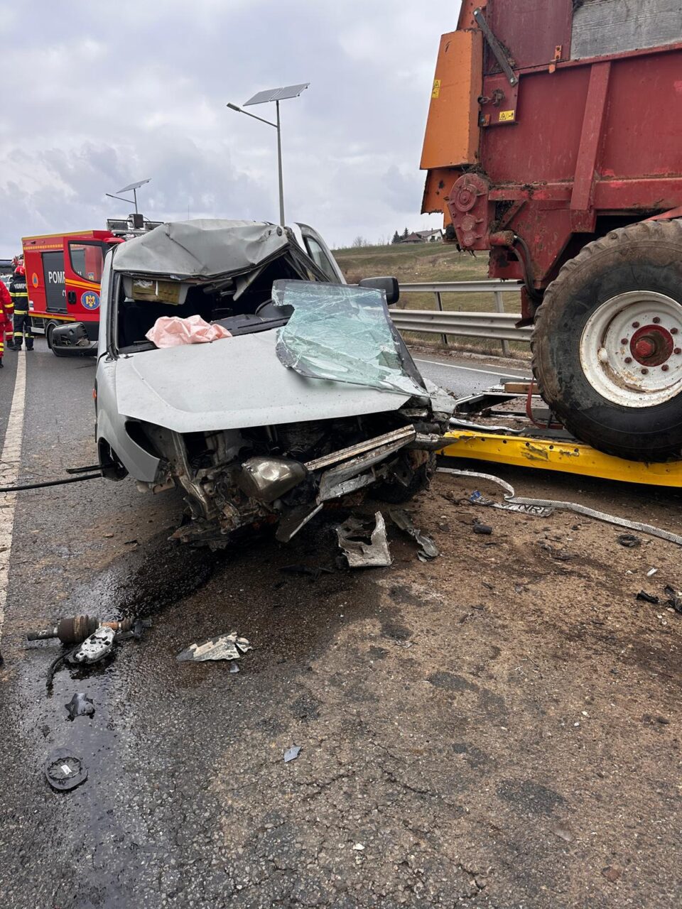 Șoferul unei autoutilitare care tracta un utilaj agricol a provocat accidentul de pe centura Sucevei