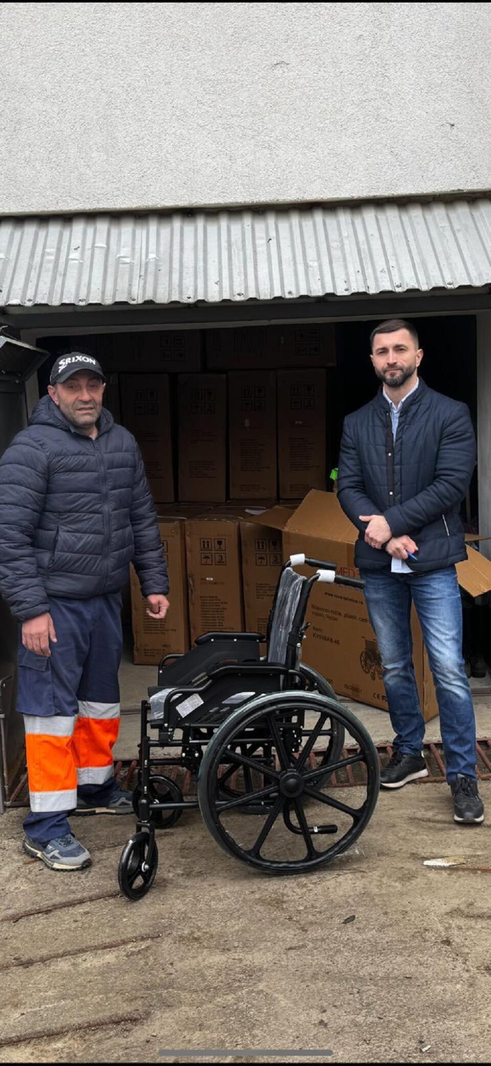 Vasile Bolohan și Andrei Bacoș donează 47 de scaune cu rotile pliabile, noi, persoanelor care au nevoie de acestea