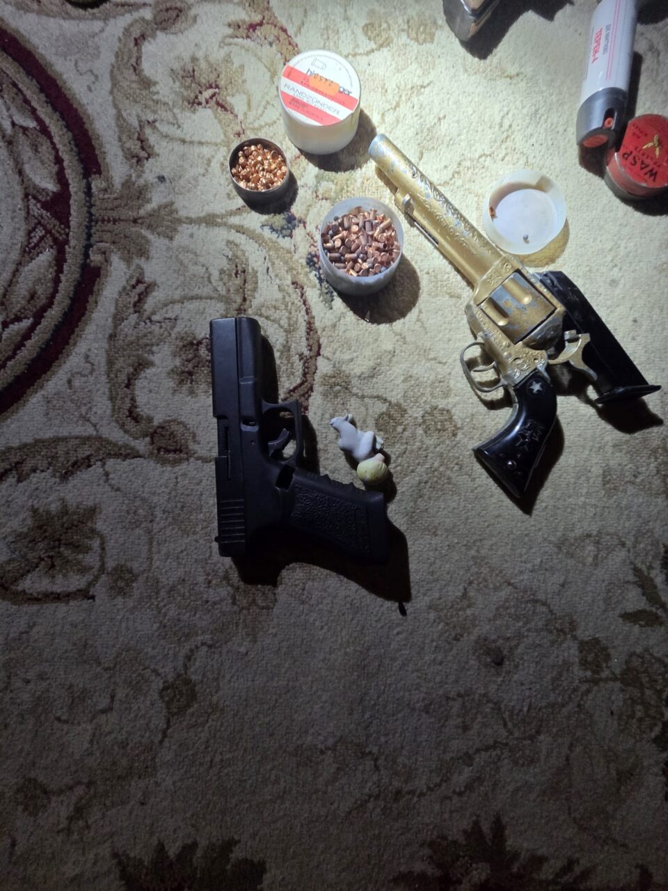 Alice, capse și un pistol, găsite cu ocazia unor percheziții plecate de la amenințarea unor persoane