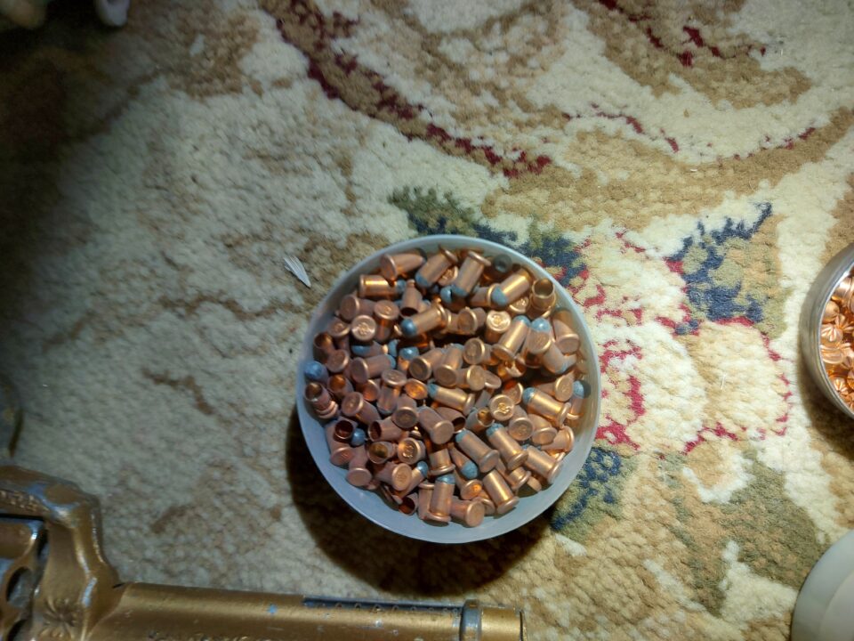 Alice, capse și un pistol, găsite cu ocazia unor percheziții plecate de la amenințarea unor persoane