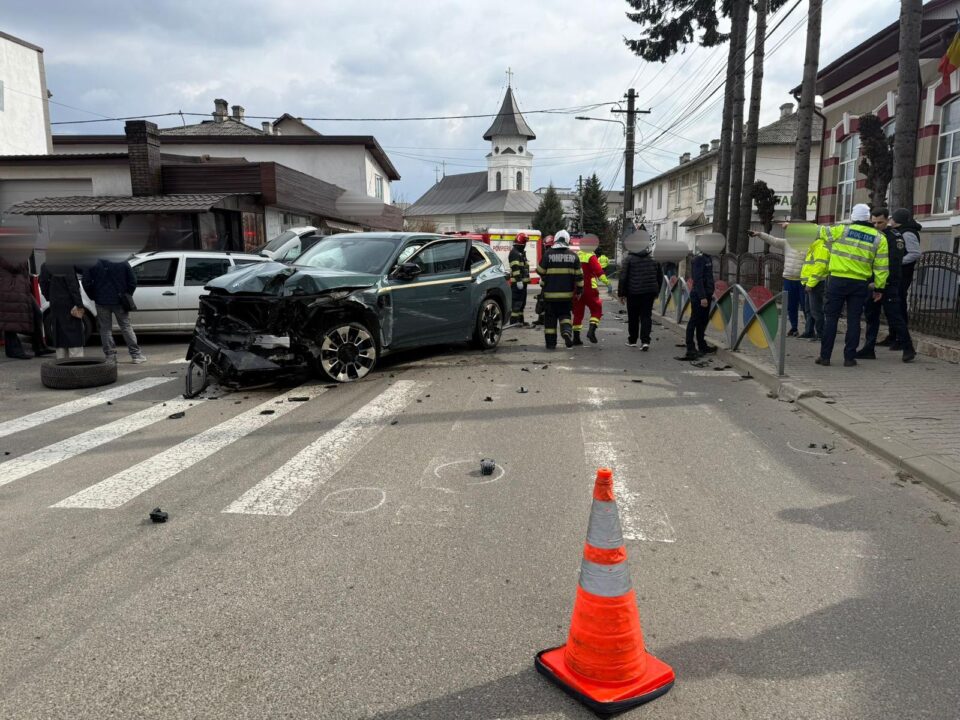 Pieton în stare de inconștiență și alte trei persoane rănite după un accident între trei autoturisme