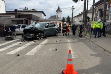 Pieton în stare de inconștiență și alte trei persoane rănite după un accident între trei autoturisme