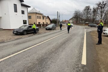 Sute de mașini oprite pentru control la mai multe filtre rutiere constituite în Rădăuți și zonele limitrofe