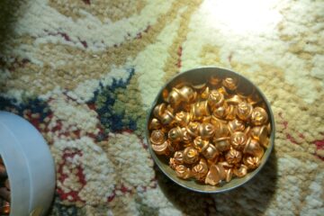 Alice, capse și un pistol, găsite cu ocazia unor percheziții plecate de la amenințarea unor persoane