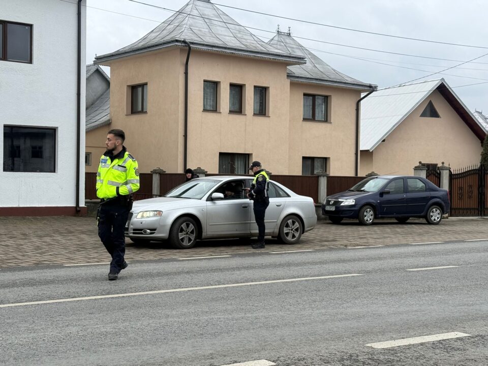 Sute de mașini oprite pentru control la mai multe filtre rutiere constituite în Rădăuți și zonele limitrofe