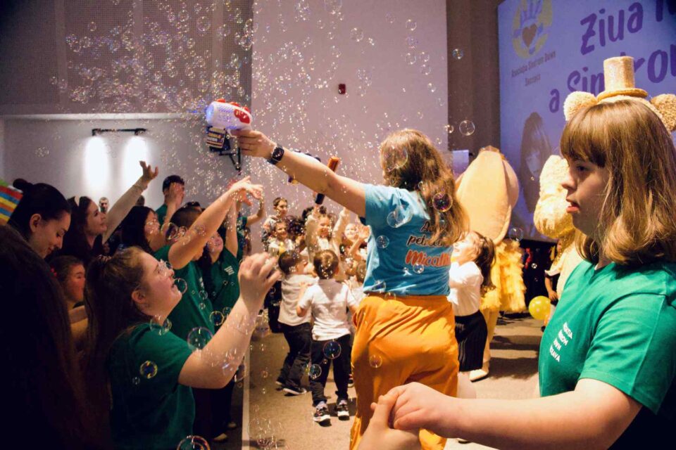 Peste 200 de persoane, prezente la evenimentul „Împreună prieteni”, organizat de Asociația Sindrom Down Suceava