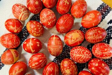 A patra ediție a Atelierului „Festivalul ouălor încondeiate” al Asociației Culturale „Sfântul Mitropolit Dosoftei”, la Centrul Cultural Bucovina