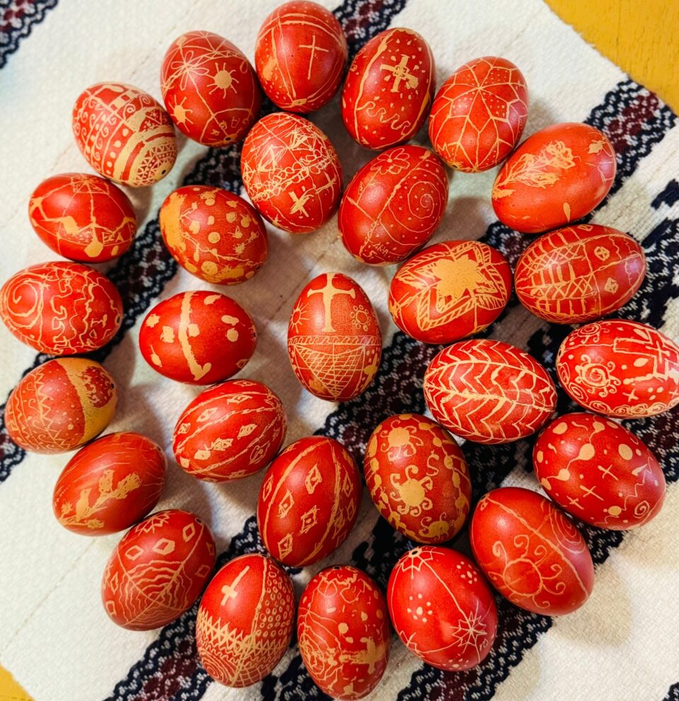 A patra ediție a Atelierului „Festivalul ouălor încondeiate” al Asociației Culturale „Sfântul Mitropolit Dosoftei”, la Centrul Cultural Bucovina