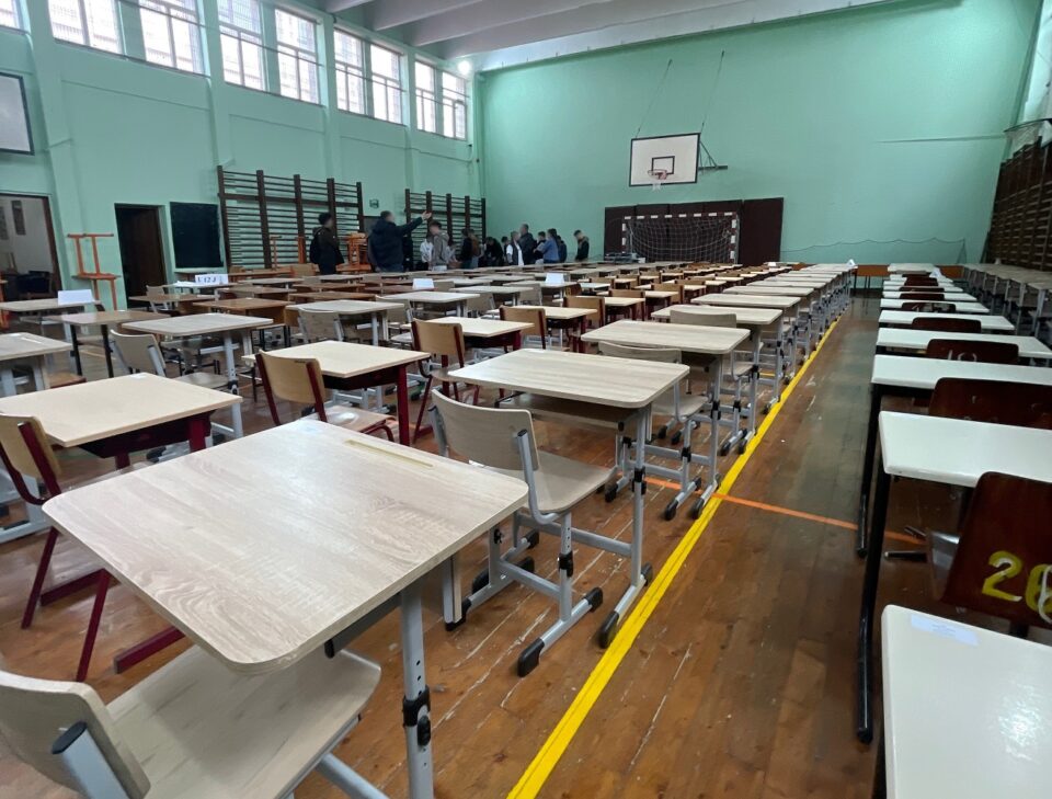 Simulare în condiții improprii la Rădăuți. Aproape 300 de elevi dau examenul într-o sală de sport Simulare în condiții improprii la Rădăuți. Aproape 300 de elevi dau examenul într-o sală de sport