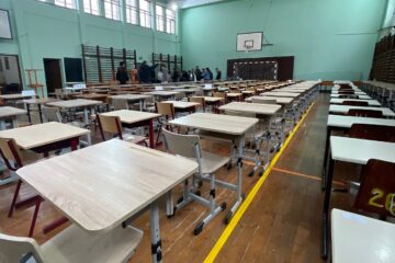 Simulare în condiții improprii la Rădăuți. Aproape 300 de elevi dau examenul într-o sală de sport