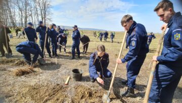 O viitoare pădure cu 2500 de arbori, plantată cu voluntari, la Ocolul Silvic Dolhasca