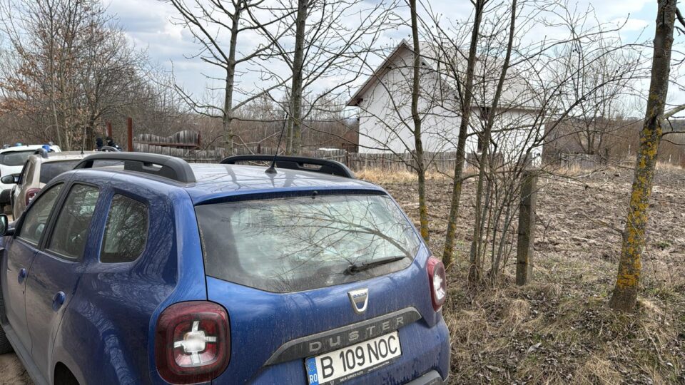 O casă nelocuită din Burla ar fi fost transformată în fabrică de făcut euro falși. Suspecții, prinși cu 1,2 milioane de euro falși și cu un kilogram de cocaină