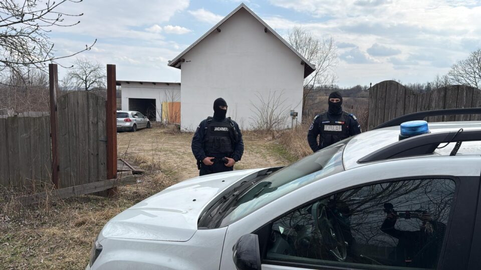 O casă nelocuită din Burla ar fi fost transformată în fabrică de făcut euro falși. Suspecții, prinși cu 1,2 milioane de euro falși și cu un kilogram de cocaină