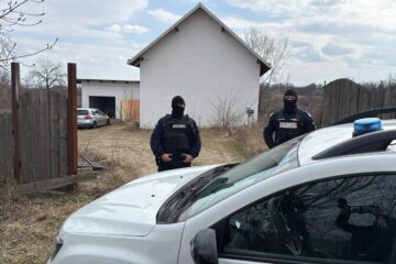 O casă nelocuită din Burla ar fi fost transformată în fabrică de făcut euro falși. Suspecții, prinși cu 1,2 milioane de euro falși și cu un kilogram de cocaină