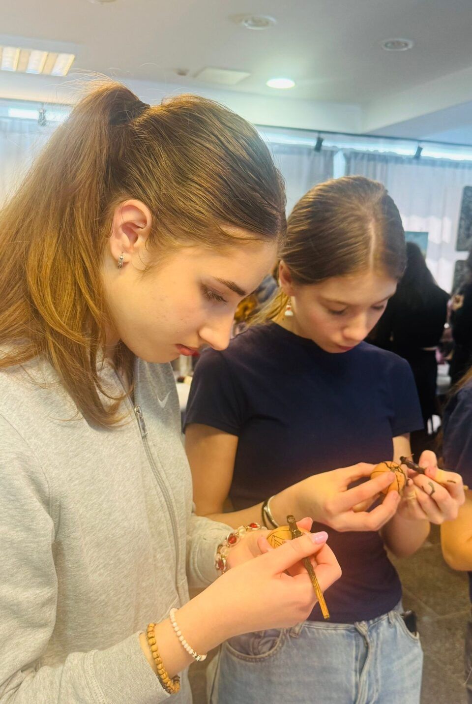 A patra ediție a Atelierului „Festivalul ouălor încondeiate” al Asociației Culturale „Sfântul Mitropolit Dosoftei”, la Centrul Cultural Bucovina